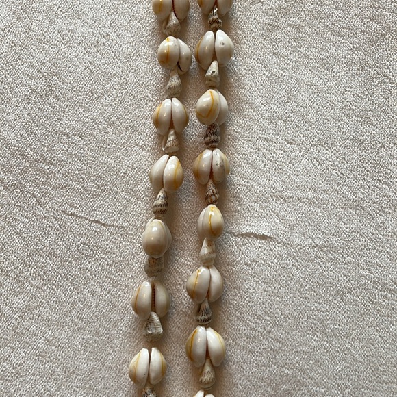 Shell Necklace - Picture 2 of 3